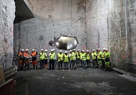 Trabajadores y autoridades celebran el cale del túnel que unirá Pasaia y Errenteria.