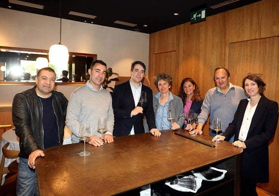 De izquierda a derecha: Martín Flea (Restaurante Ibai), Javier Caneja (Narru), Ciro Carro (Akelarre), Maider Larrañaga (Arteaga Landetxea), Ainhoa Velasco (El Diario Vasco), Juan Mari Humada (El Chef del Vino) y Arantxa Ayala (Laia).
