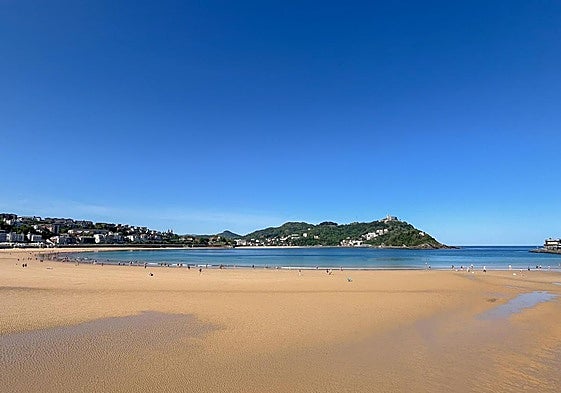 Los guipuzcoanos aprovechan el buen tiempo para acudir a los arenales.