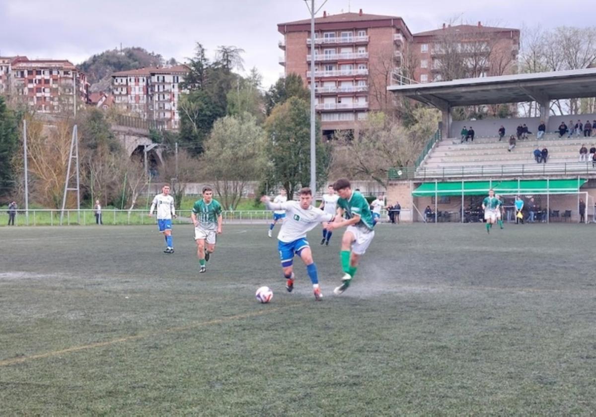 El masculino juega un partido vital esta tarde en Zubipe ante el Zarautz