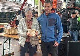 Socorro Almandoz, galardonada en la Feria de Bera, junto al alcalde, Aitor Elexpuru.