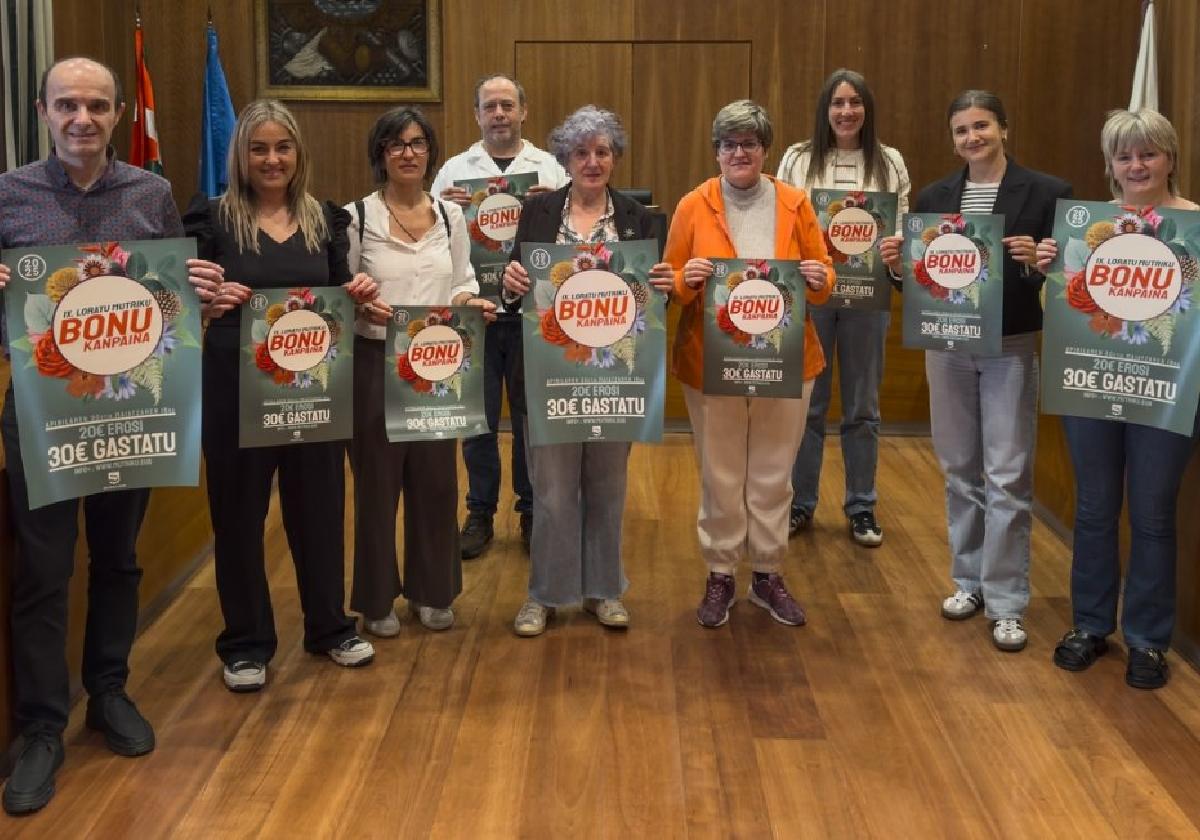 Representantes municipales y del sector servicios durante la presentación de la IX campaña de bonos 'Loratu Mutriku'.