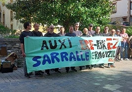Concentración realizada ayer por los trabajadores de Auxi frente al Magnolio de la calle Erribera.