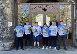 Joxeja Zabalo, Asier Arbelaitz, Eider Goikoetxea (Ola Sagardotegia) y Jokin Melida, flanqueados por dos miembros de Los Trankilos.