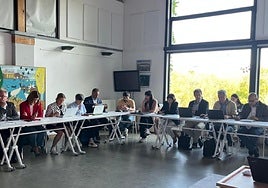 Representantes políticos y técnicos de Gobierno Vasco, Diputación Foral de Gipuzkoa y Ayuntamiento de Irun se reunieron en Txingudi Ekoetxea y en esa mesa la alcaldesa Laborda reclamó la renovación de los convenios de 1993 para poder trasladar las pistas deportivas de Plaiaundi a Txenperenea.