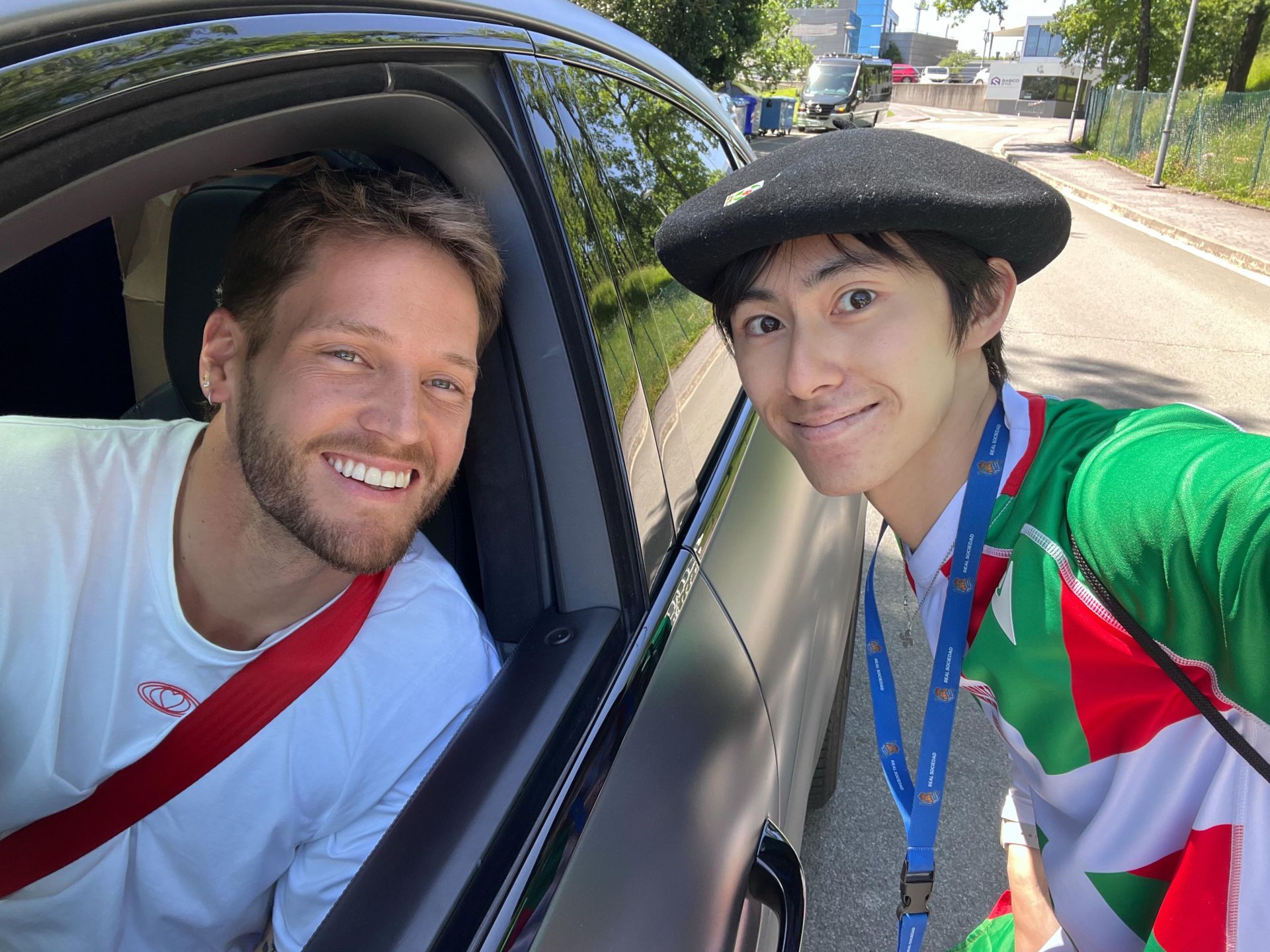 Imagen secundaria 1 - «Vengo desde Japón para ver el derbi, la Real es mi pasión»