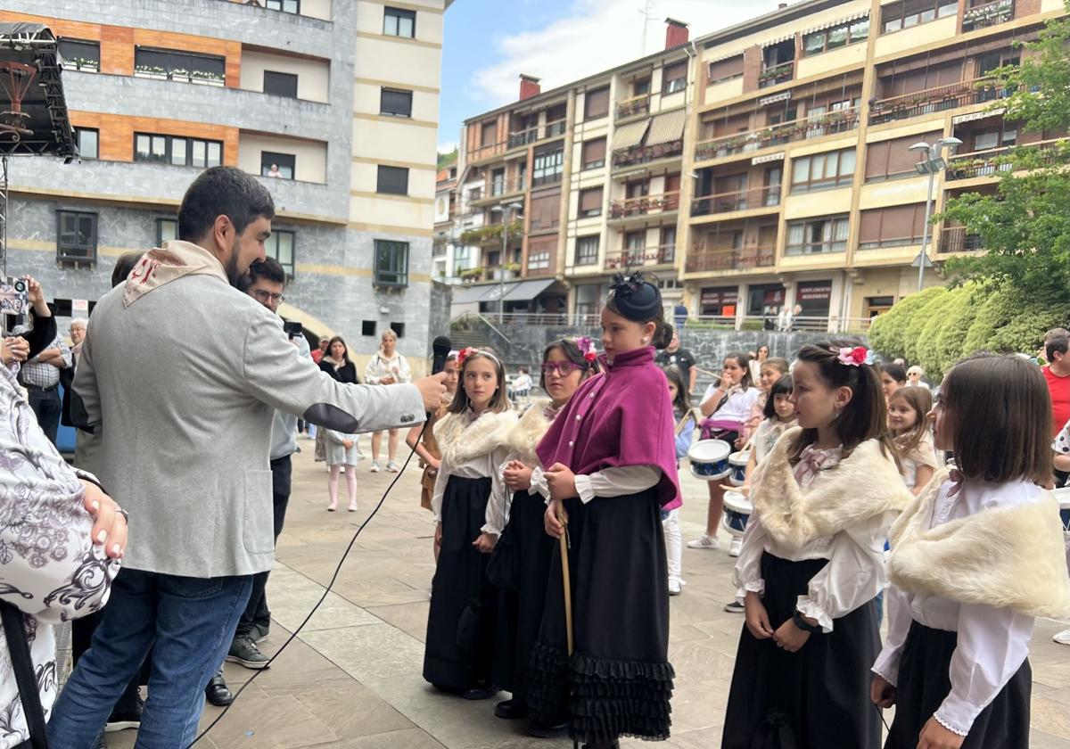 La Corporación Infantil toma el mando de un 1 de Mayo plenamente festivo en Legazpi
