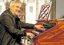 Olea ante los teclados y juegos de pedales del complejo instrumento.