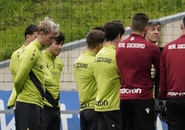 Imanol da instrucciones a sus pupilos en Zubieta