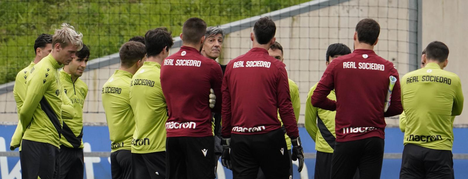 Imanol da instrucciones a sus pupilos en Zubieta
