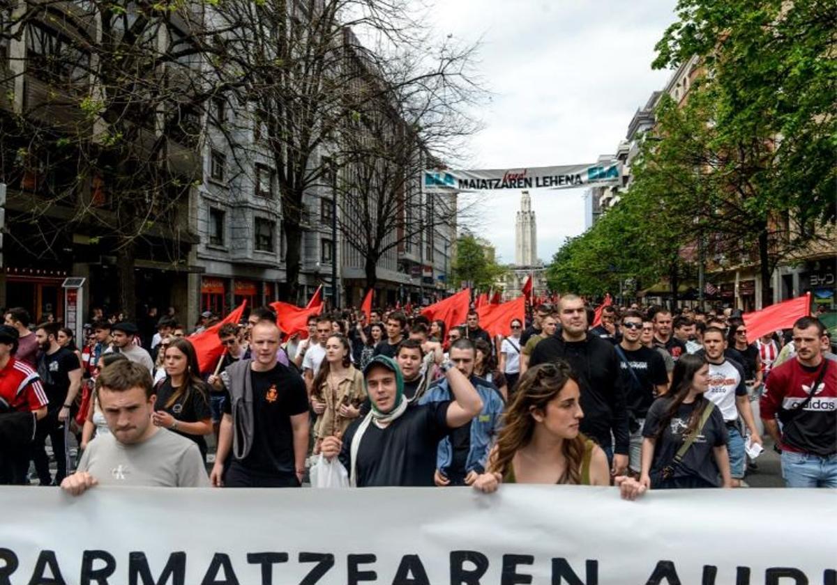 EHKS vuelve a exhibir músculo al movilizar a miles de personas en Bilbao por el día de los trabajadores