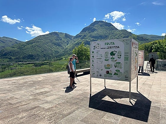 Goibegiko begiralekuan daude ikasgai erakusketa ibiltaria osatzen duten 11 infografiak.