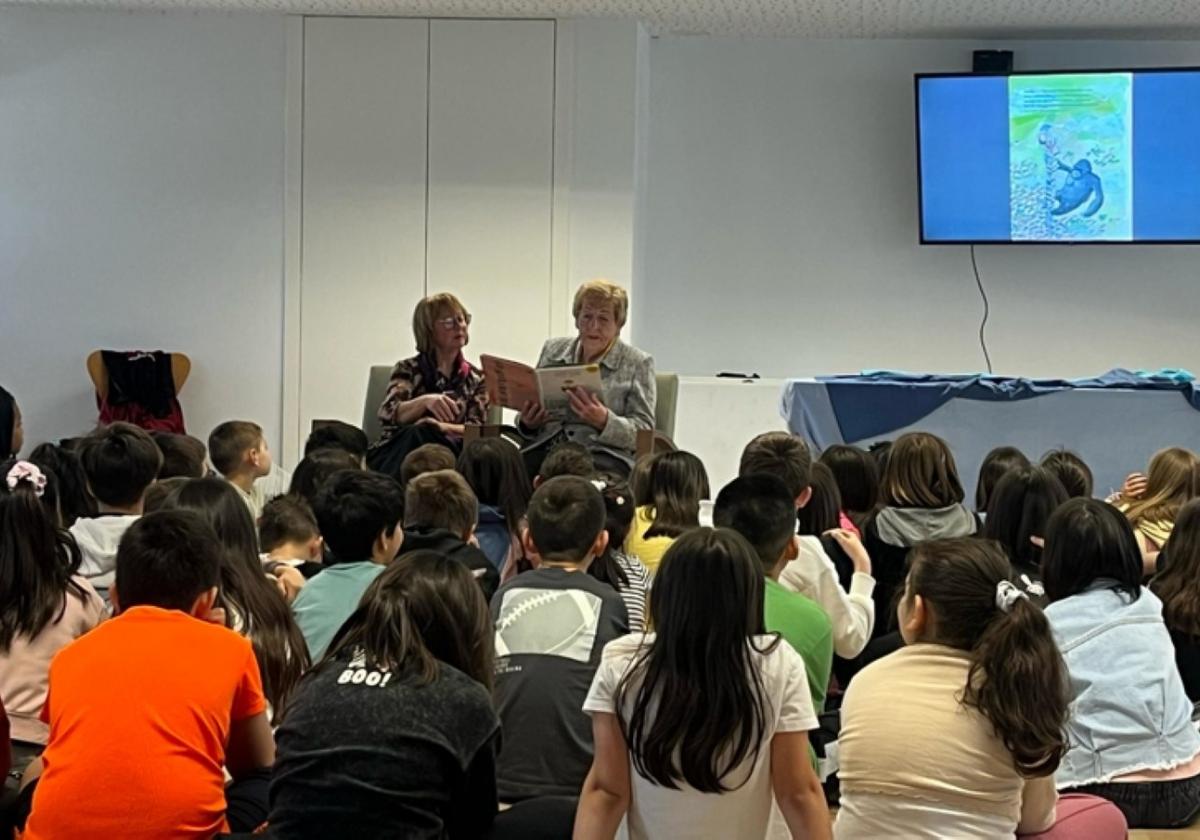 Un momento de la lectura por parte de miembros de Gure-Txoko.