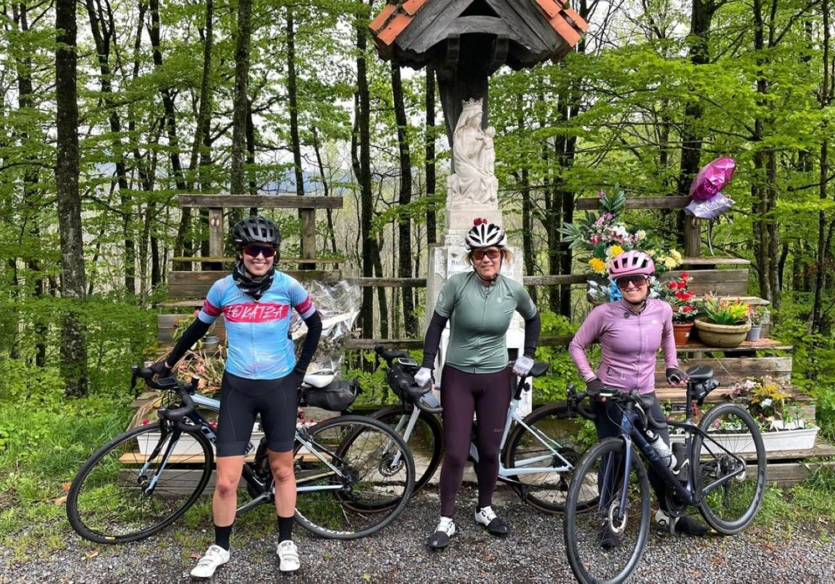 Cicloturistas cumplen con la Virgen de Dorleta