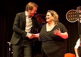 El pianista Paul San Martín y la cantante Itziar Yagüe ofrecerán un recital en el bar Kajoi.