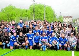 La gran familia del Oiartzun, incluyendo las cinco jugadoras que dicen adiós al fútbol.