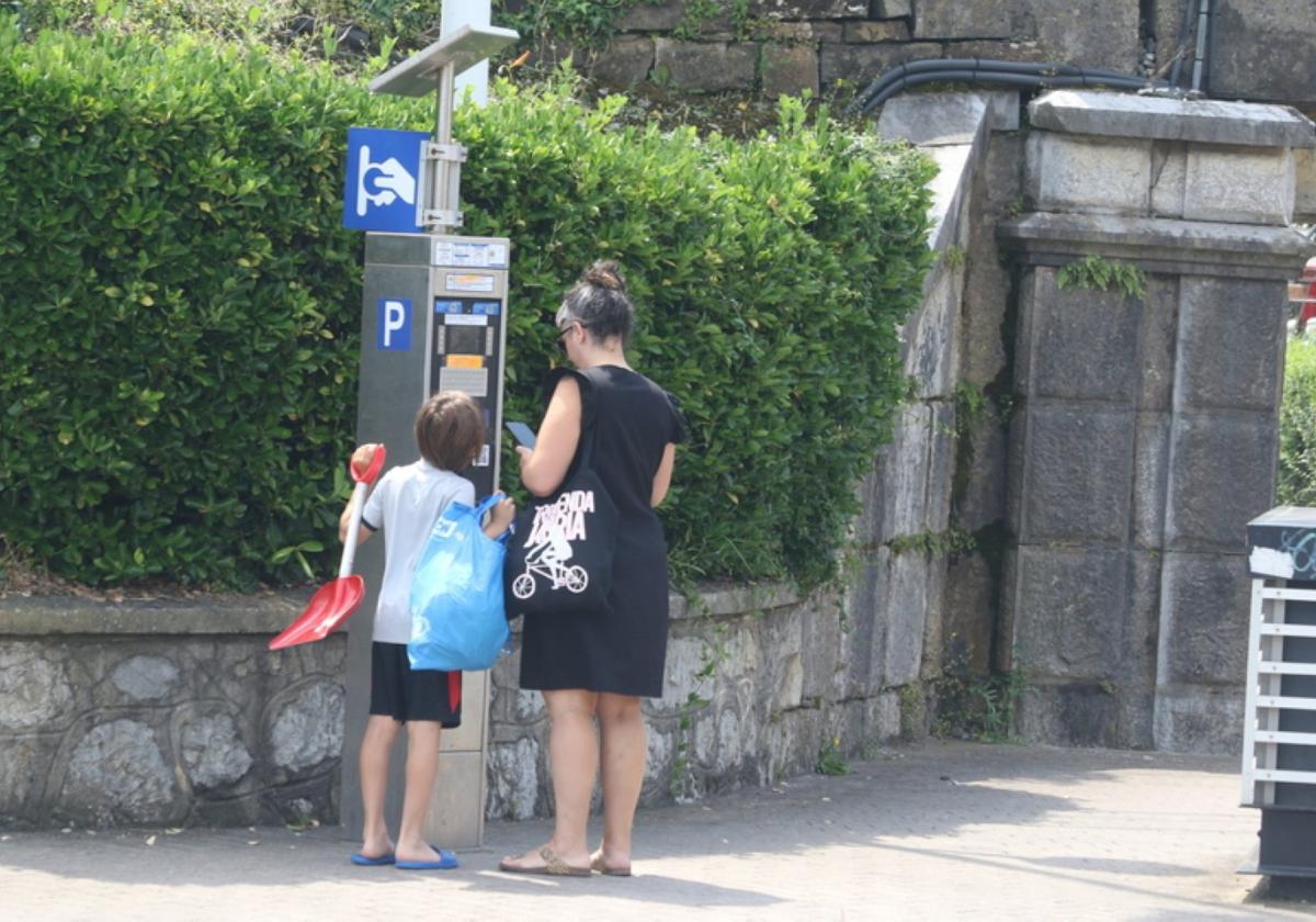 Vecinos, veraneantes, empresas y comerciantes pueden pedir la tarjeta para aparcar en las zonas de OTA, que ya está en vigor