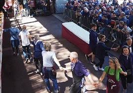 Iazko olagarro zopa lehiaketako parte hartzaileak, festa giroan emaitza jakin aurretik.