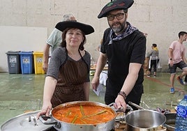 Virginia e Iñigo Salaberria, campeones del concurso de bacalao, muestran la cazuela ganadora de la última edición.