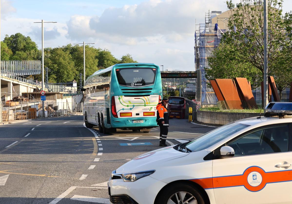 Imagen secundaria 1 - Un autobús averiado bloquea el acceso a la estación de autobuses de San Sebastián
