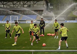 Imanol se sube a caballito encima de Jon Martín durante el entrenamiento de este viernes