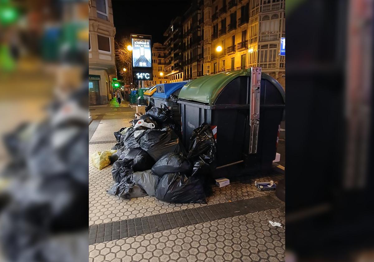 Basura en las aceras de San Sebastián; cada día más frecuente