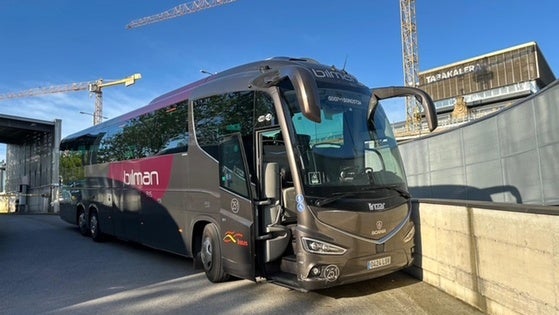El autobús averiado en el acceso a la estación de autobuses.