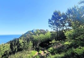 Por camino de tierra, rodeados de vegetación y con magníficas vistas al mar, Ulia nos sorprenden con estampas como la del faro de la Plata.