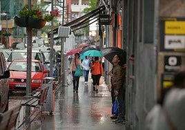 La tormenta y la lluvia han puesto en aviso amarillo al interior de Gipuzkoa. En la imagen, Eibar esta mañana.
