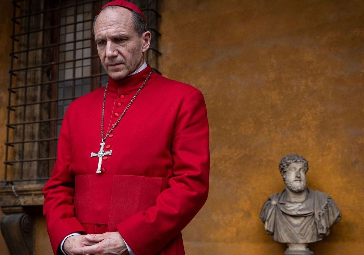 Los nervios de Ralph Fiennes, actor de 'Cónclave', sobre la elección del nuevo papa: «¿Por qué no estoy allí?»