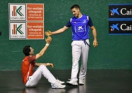 Jokin Altuna recibe la ayuda de Darío para levantarse en la semifinal del año pasado en el Astelena de Eibar.