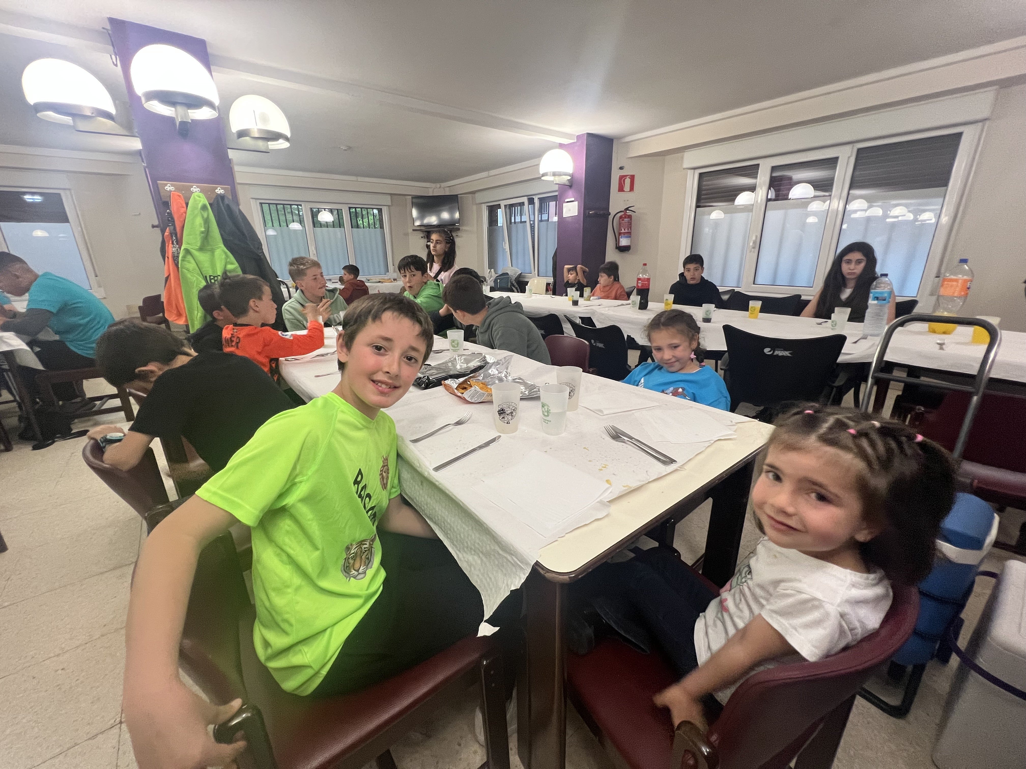 Las familias han disfrutado de su comida popular de fiestas a cubierto