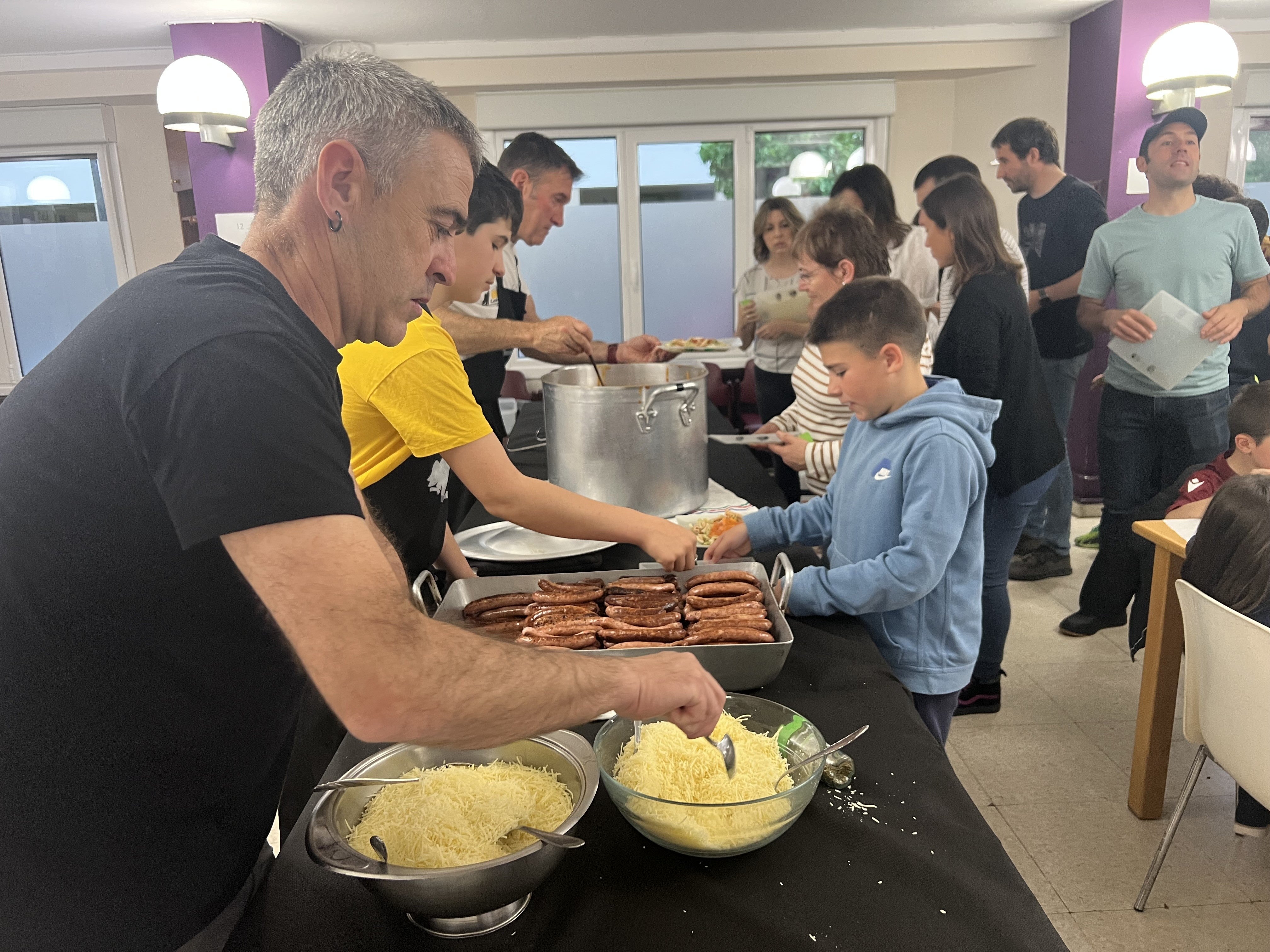 Las familias han disfrutado de su comida popular de fiestas a cubierto