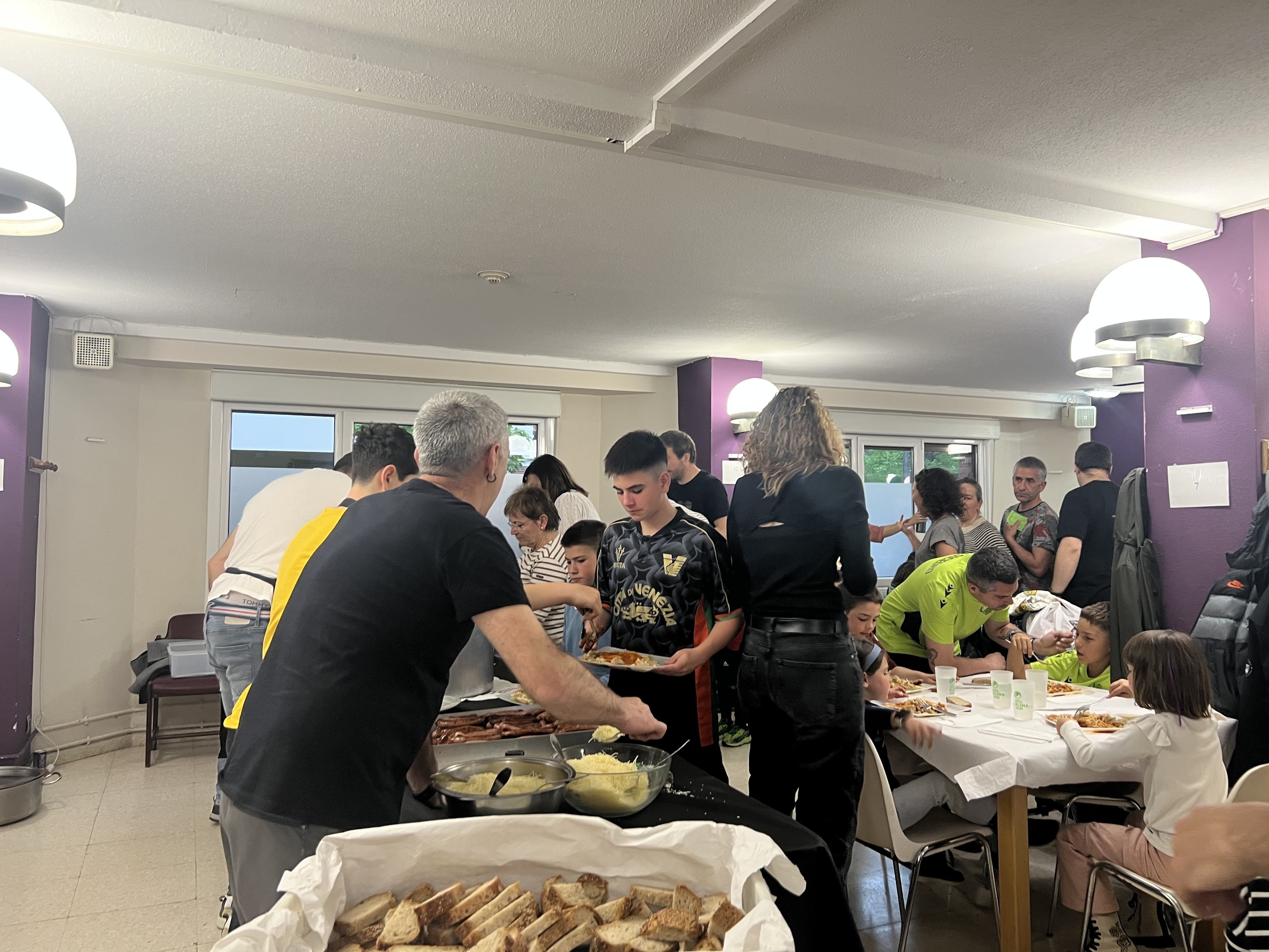 Las familias han disfrutado de su comida popular de fiestas a cubierto