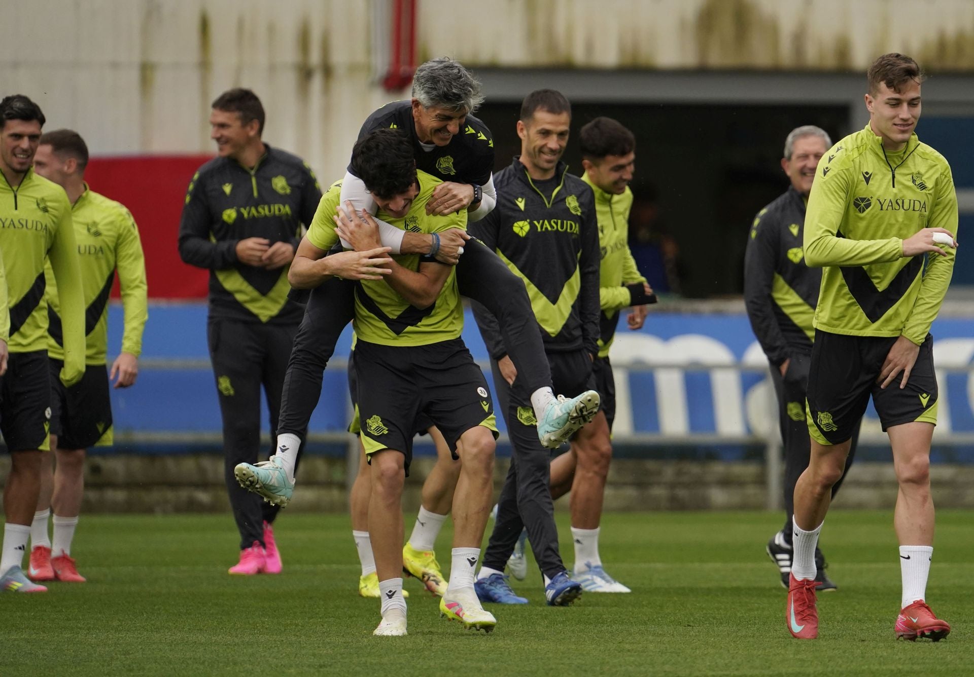 Imanol se sube a caballito encima de Jon Martín durante el entrenamiento de este viernes