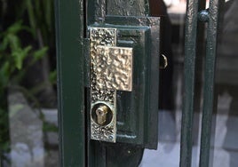 Tirador de latón en un portal.