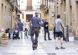 Un usuario de un patinete eléctrico en la Parte Vieja de San Sebastián.