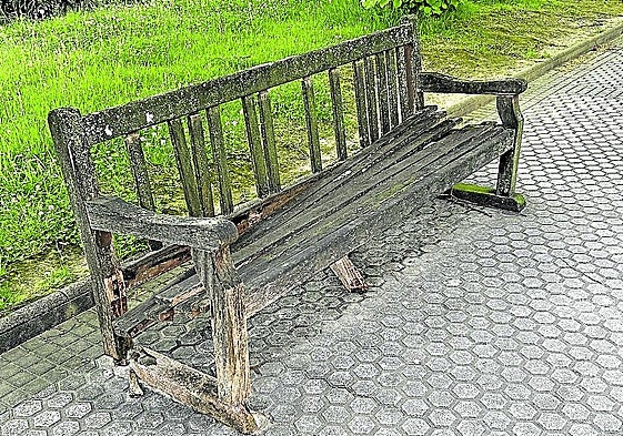 Denuncia Carlos Quecedo: «Entre dos de los edificios más emblemáticos de la avenida de Tolosa (Musikene y la Cámara de Comercio) hay tres bancos cuyo deterioro es tal que aparte de no poder sentarse, existe el peligro real de que colapsen. Están podridos. Ruego al Ayuntamiento y, en concreto, al Departamento de Mantenimiento Urbano su sustitución, ya que su abandono es total».