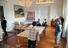 Ciudadanos visitando este viernes el Ayuntamiento de Donostia.