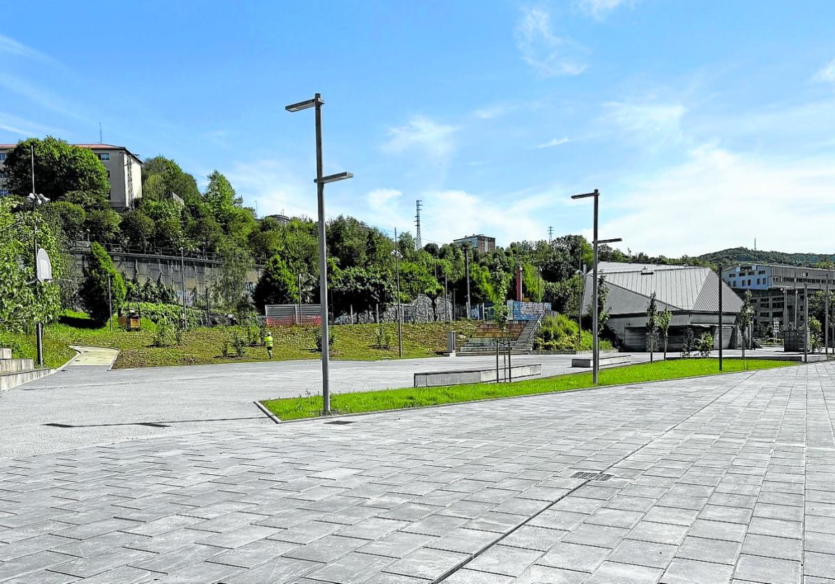 La explanada cercana al frontón Ibaiondo ya está abierta al público