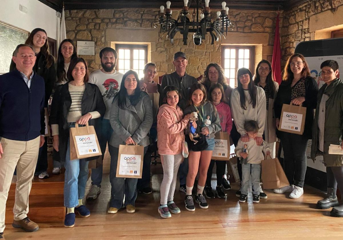 Acto de entrega de premios a las personas que han resultado agraciadas en el sorteo entre las personas que han participado en el juego interactivo dispuesto por el Ayuntamiento y que ha tenido una gran respuesta.
