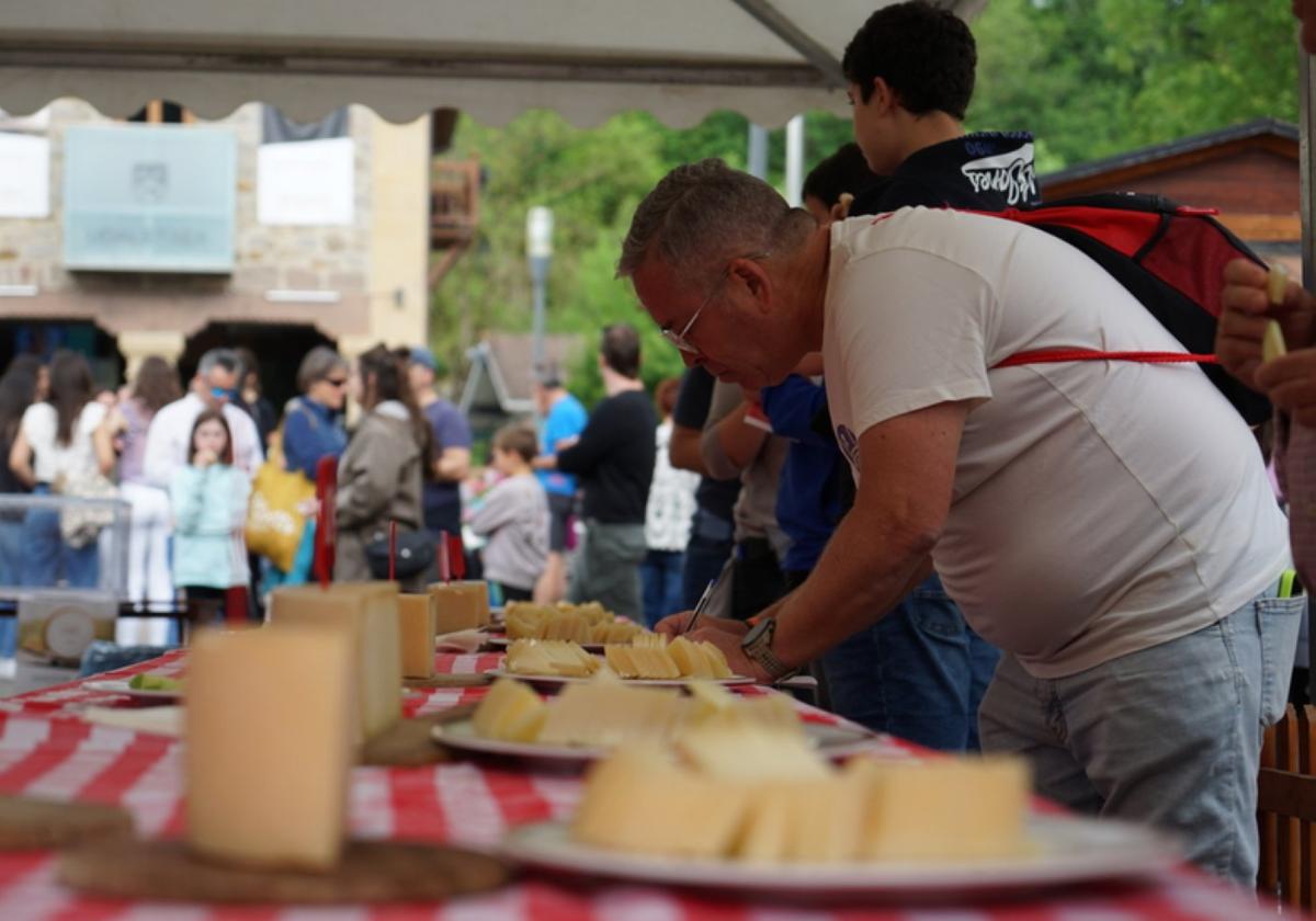 Este sábado comienza en Idiazabal la Feria del Queso con 30 puestos y el homenaje a Amalia Jauregi