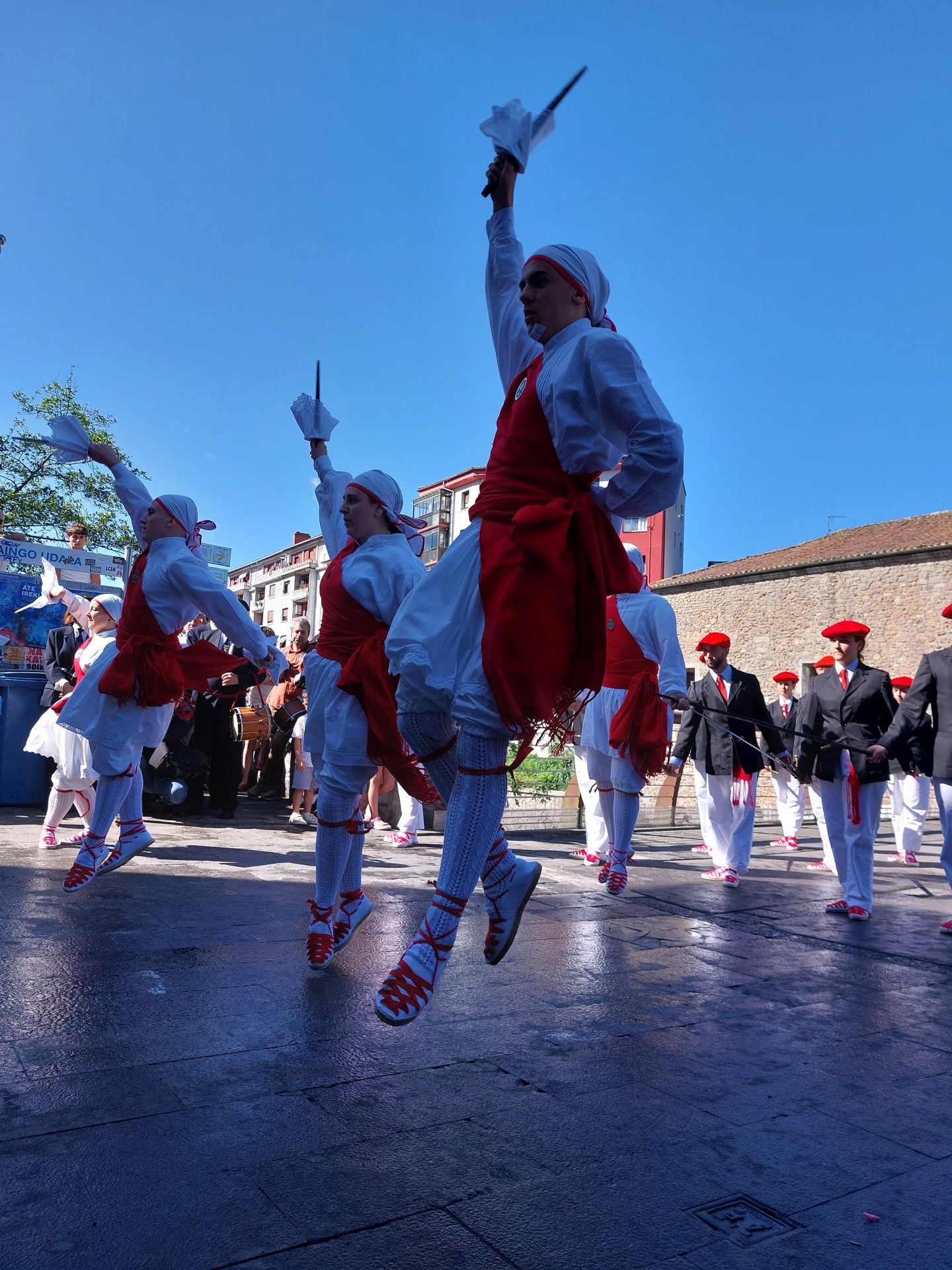 Jendetza bildu da Santa Krutz Egunean