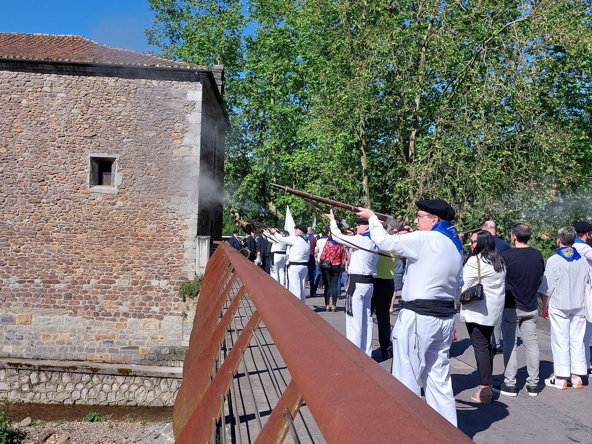 Jendetza bildu da Santa Krutz Egunean