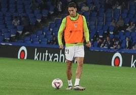 Aguerd y Kubo, calentando en Anoeta.