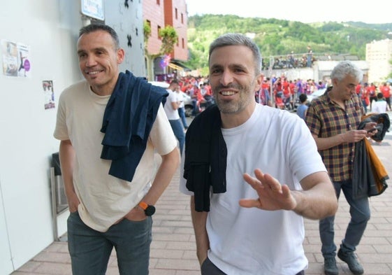 Sergio Francisco y Erik Bretos se disponen a entrar este sábado a Ipurua para presenciar el Eibar-Mirandés
