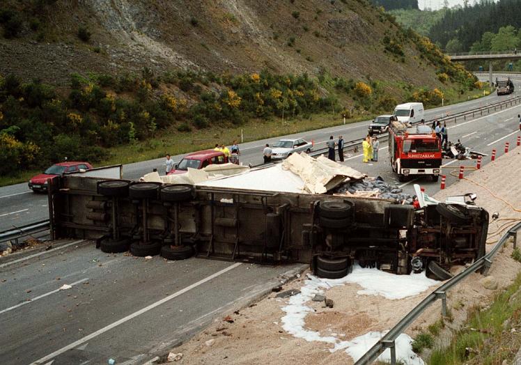 Las fuertes pendientes han jugado malas pasadas a más de un conductor, como en el caso de este camión volcado en la bajada a Andoain.