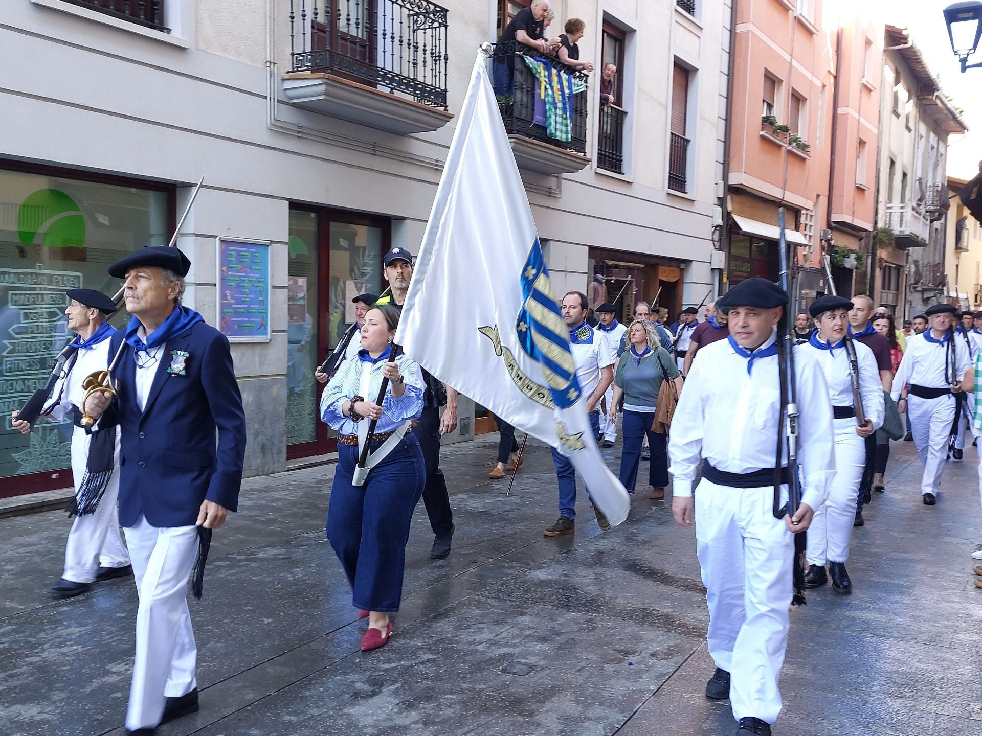 Imagen principal - El entorno de Zubiaurre y el Espigón fueron las zonas más transitadas por la mañana por los andoaindarras en el Día de Santa Cruz.