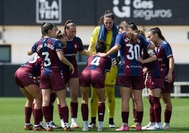 Las jugadoras armeras haciendo piña en el terreno de juego.