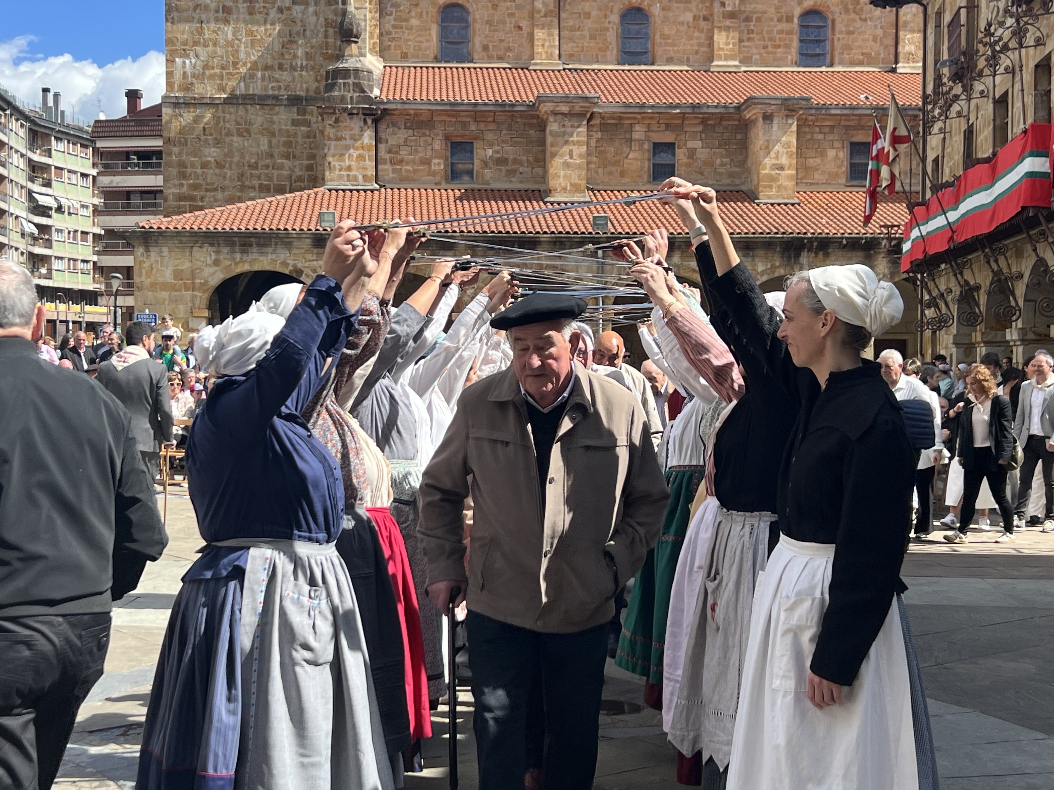 Histórica y emotiva Ezpata Dantza